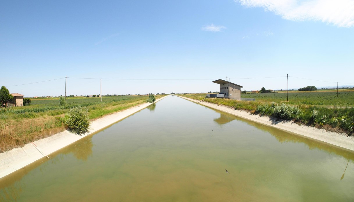 Invertire il corso del Canale Emiliano Romagnolo per deviare l'acqua: l'impresa per salvare Ravenna