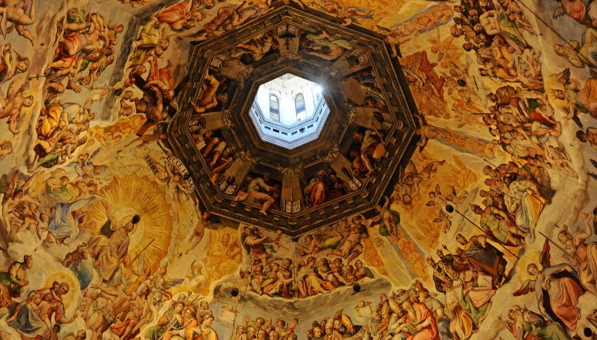 Si staccano frammenti dalla cupola di Brunelleschi sul Duomo di Firenze: danni all'interno, cosa è successo