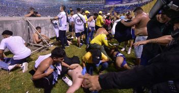 Caos allo stadio in El Salvador, tifosi si accalcano per entrare