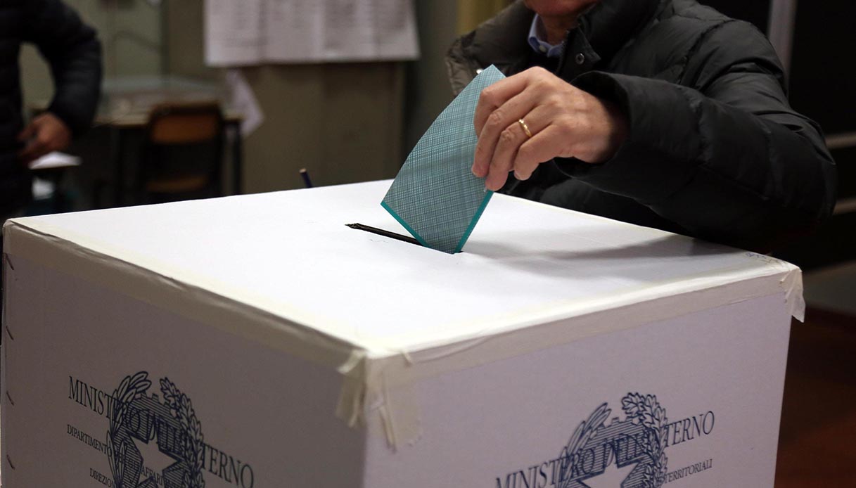 Foto alla scheda alle elezioni comunali: denunce da Lecce a Napoli, traditi dal flash e dal suono dello scatto