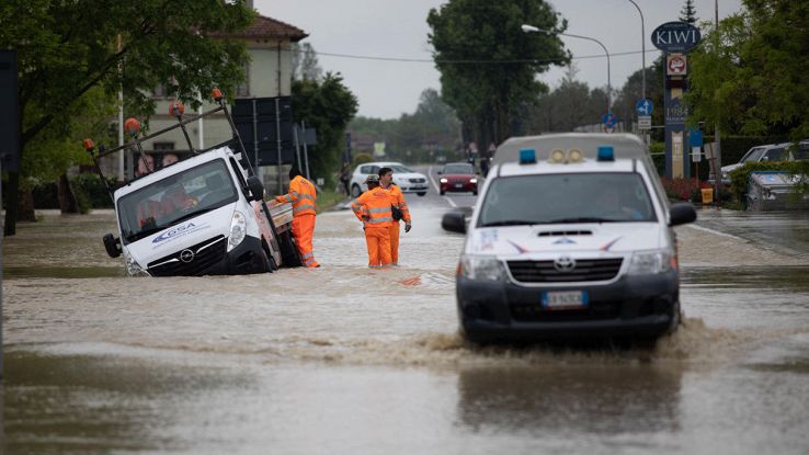Allerta rossa per maltempo in Emilia-Romagna: migliaia di sfollati, pioggia  equivalente a 20 bombe d'acqua