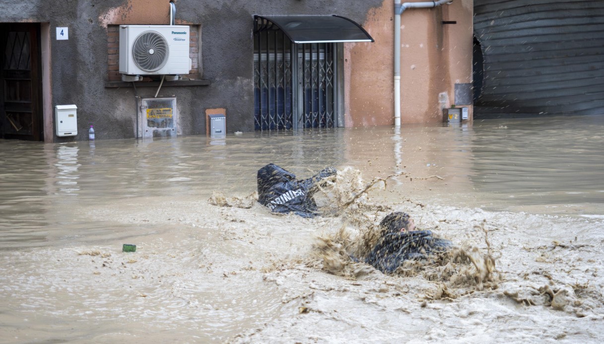 Esondano i fiumi Marzeno e Lamone a Faenza per il maltempo, allagato il centro città. Soccorse persone a nuoto