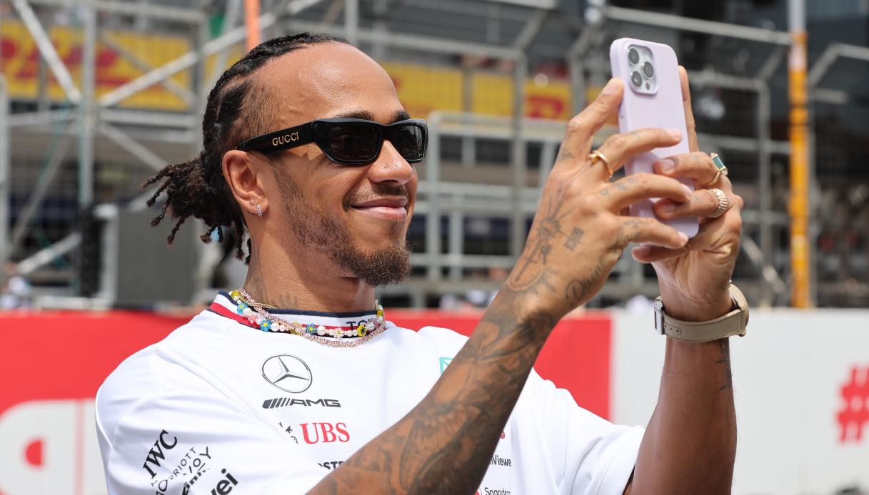 La Ferrari vuole Lewis Hamilton e propone stipendio stellare: la cifra record offerta al pilota della Mercedes
