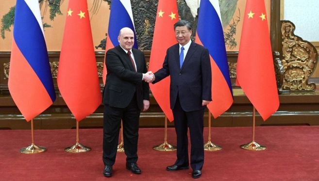 Il primo ministro russo Mikhail Mishustin e il presidente cinese Xi Jinping