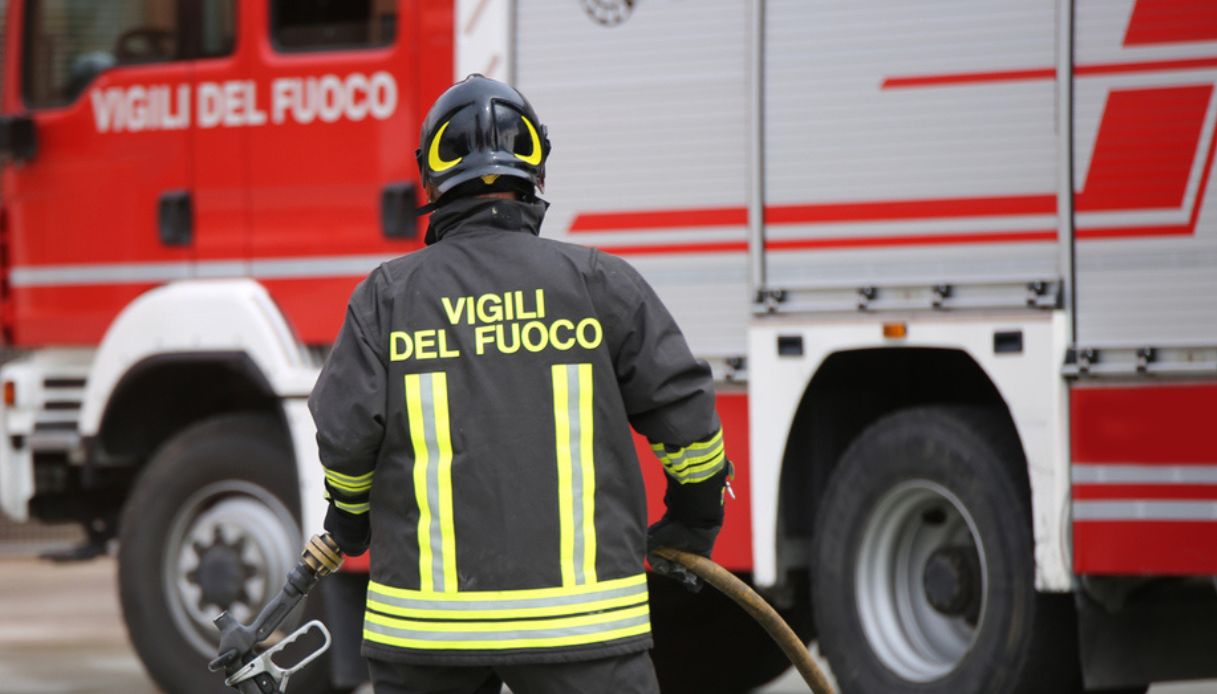 Incendio in un'autofficina di via Adige a San Donato Milanese: fiamme e ...
