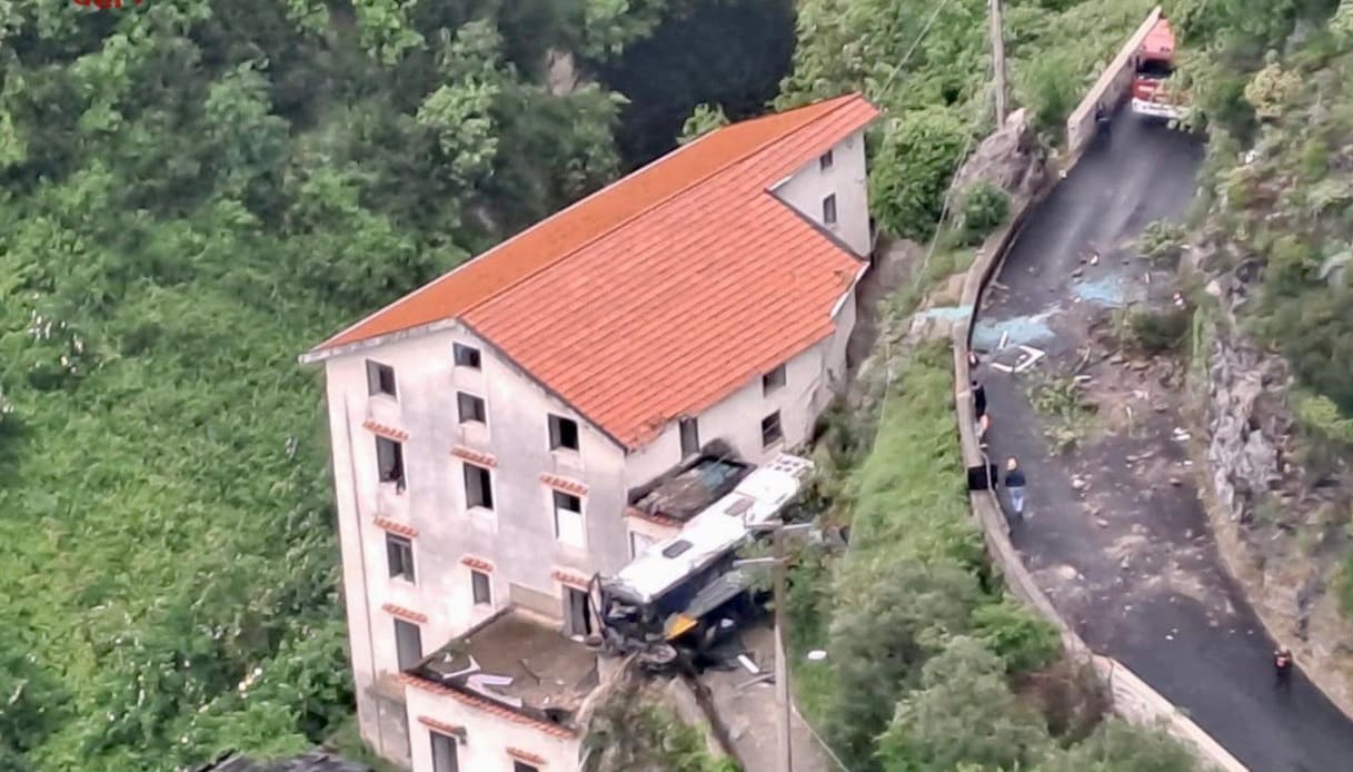 Bus precipitato a Ravello, strage sfiorata: polemica sulle condizioni della strada. Aperta un'inchiesta