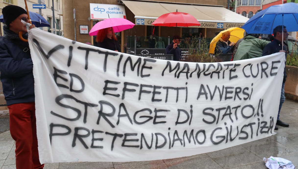 Conte e Speranza sentiti nell'inchiesta Covid e contestati a Brescia: manifestanti davanti al Tribunale