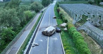 Masso enorme finisce sulla Statale della Val Venosta (Bolzano)