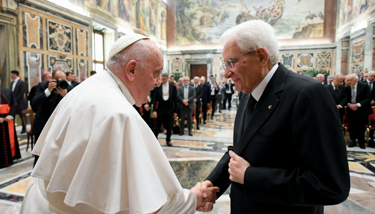 Mattarella premiato dal Papa.