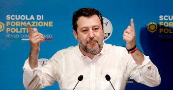 Matteo Salvini esulta per la vittoria della destra alle Comunali 2023