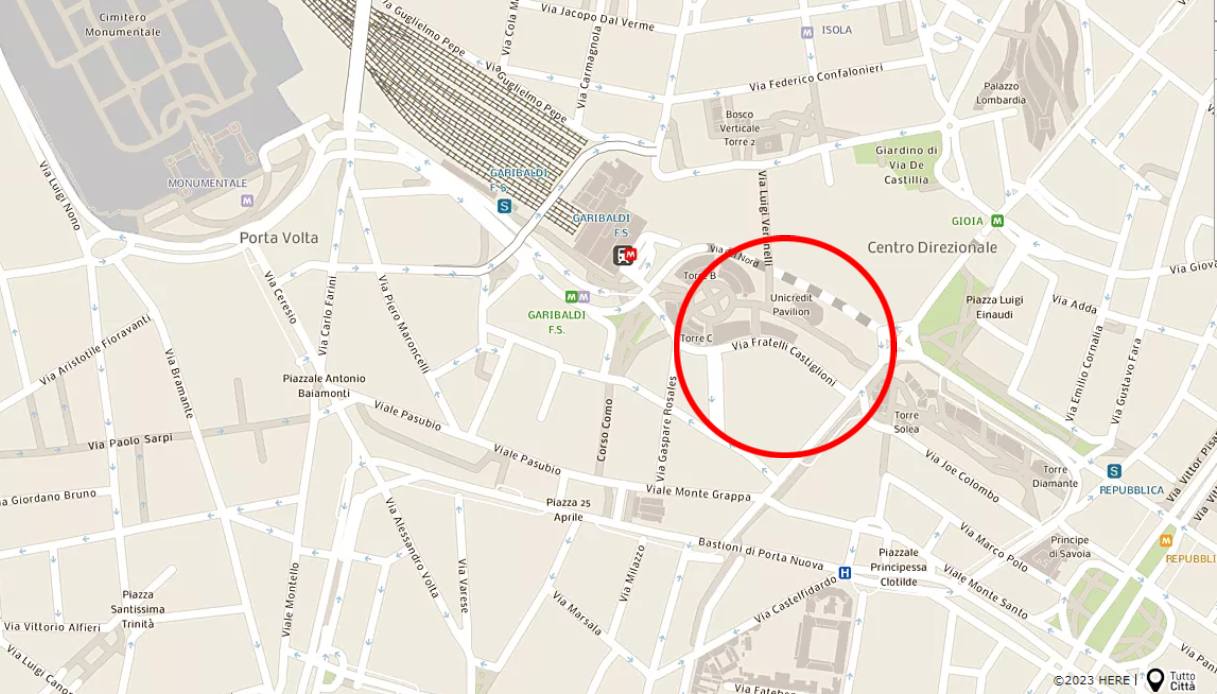 Ragazzo di 18 anni accoltellato in piazza Gae Aulenti a Milano dopo la rissa: è grave, caccia agli aggressori
