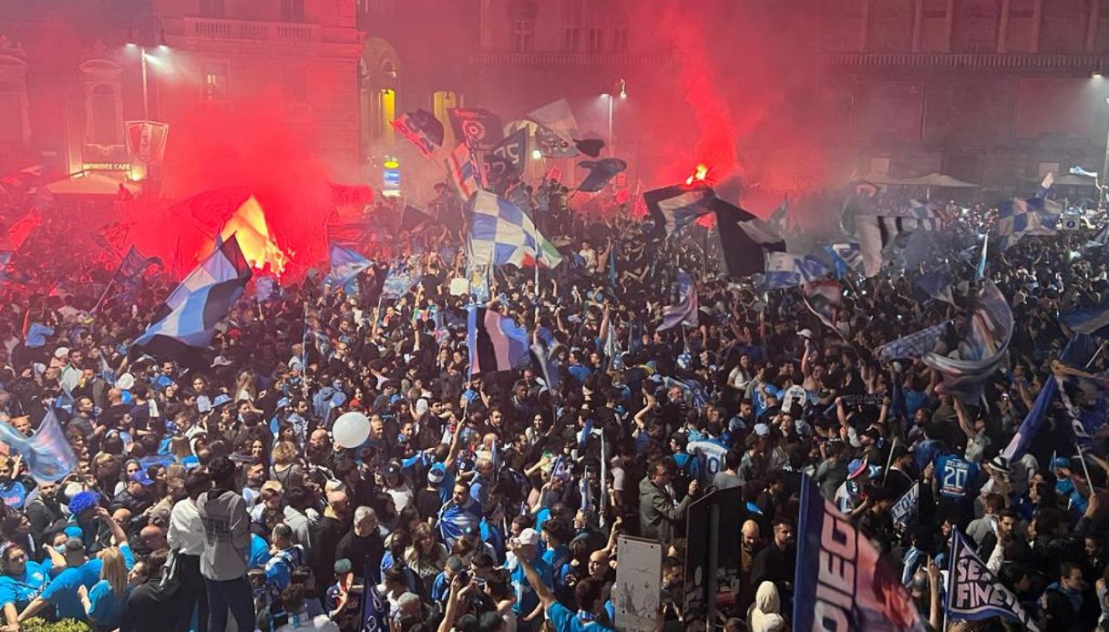 Napoli fa festa per lo scudetto azzurro, scontri e un morto nella notte