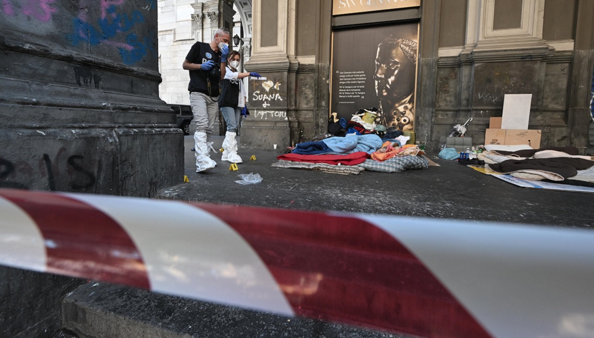 Vigile preso a sprangate in testa spara a un senzatetto a Napoli: il clochard è stato ferito a una gamba
