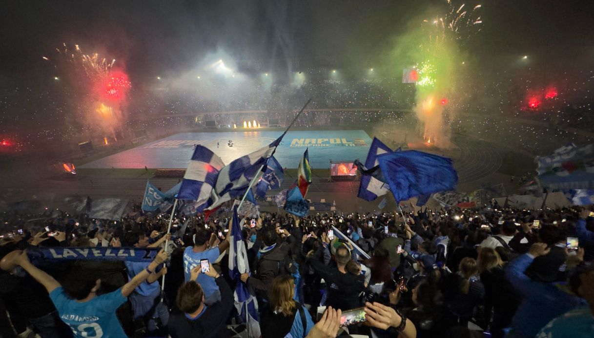 Napoli fa festa per lo scudetto azzurro, scontri e un morto nella notte