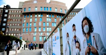 Ragazza paralizzata torna a camminare grazie a un elettrostimolatore