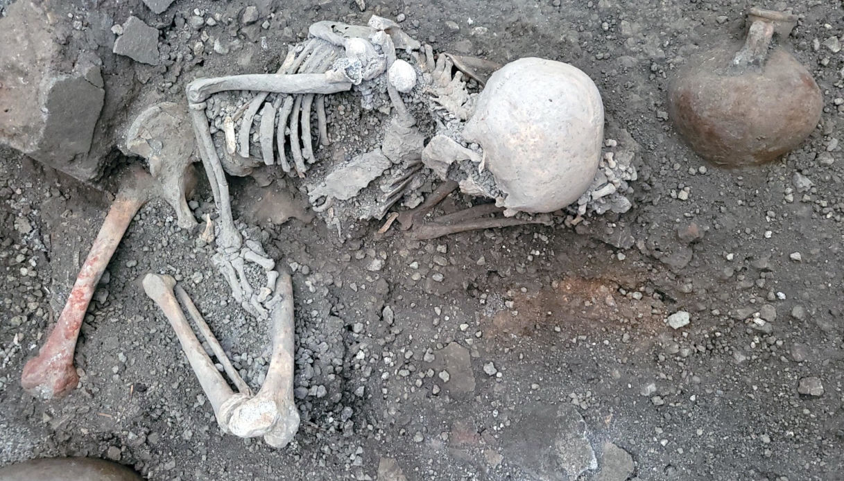 A Pompei ci fu anche un terremoto: la prova nelle condizioni in cui sono stati trovati due nuovi scheletri