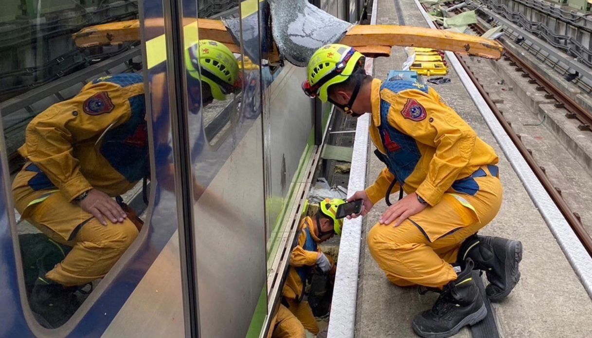 Braccio Di Una Gru Crolla E Si Schianta Sulla Metropolitana: Un Morto E ...