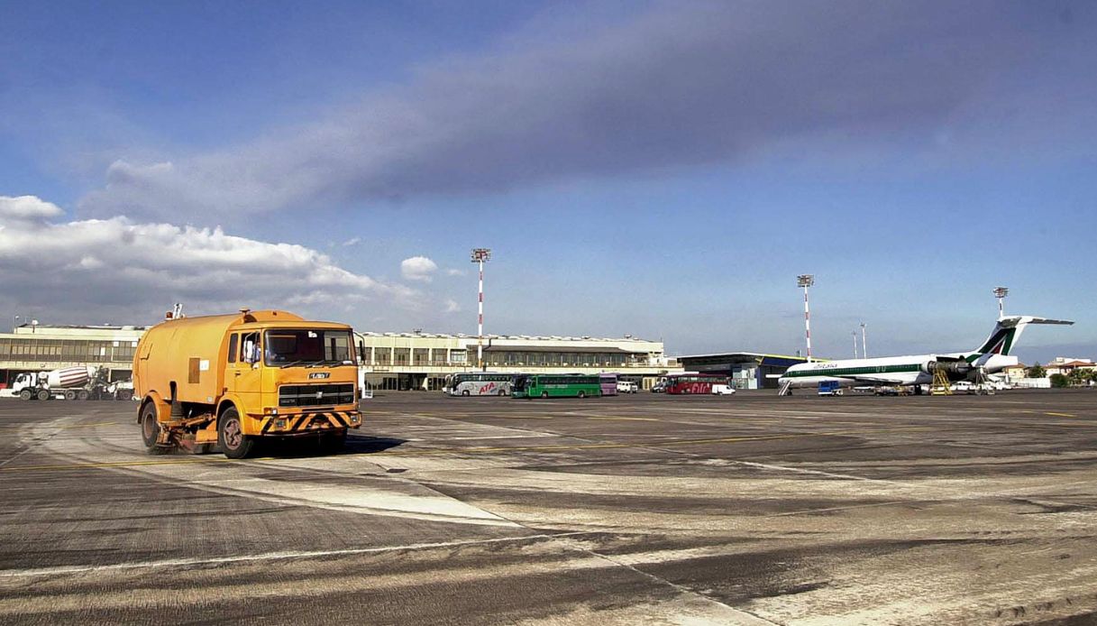 Voli sospesi a causa della cenere in arrivo dall’Etna in eruzione: chiuso l’aeroporto di Fontanarossa