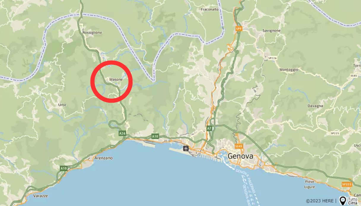 Due tir di traverso in galleria sull'autostrada A26 verso Genova: forse un guasto ai freni, traffico bloccato