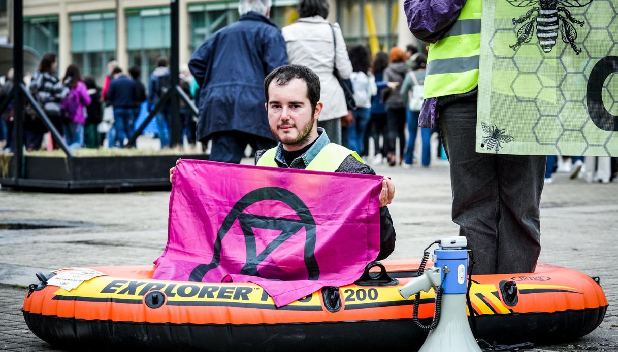 Un attivista di Extinction Rebellion con un canotto in protesta al Salone del Libro Torino