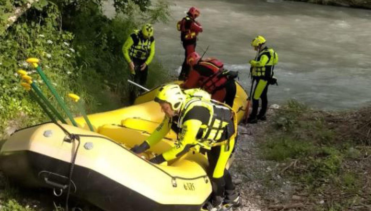 Trovato il caschetto di Denise Galatà caduta nel fiume Lao a Piano Lago vicino Cosenza: stava facendo rafting