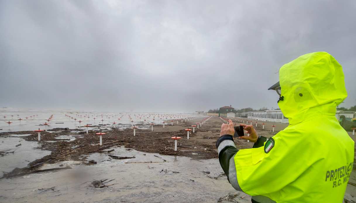 Volontari della protezione civile monitorano le spiagge