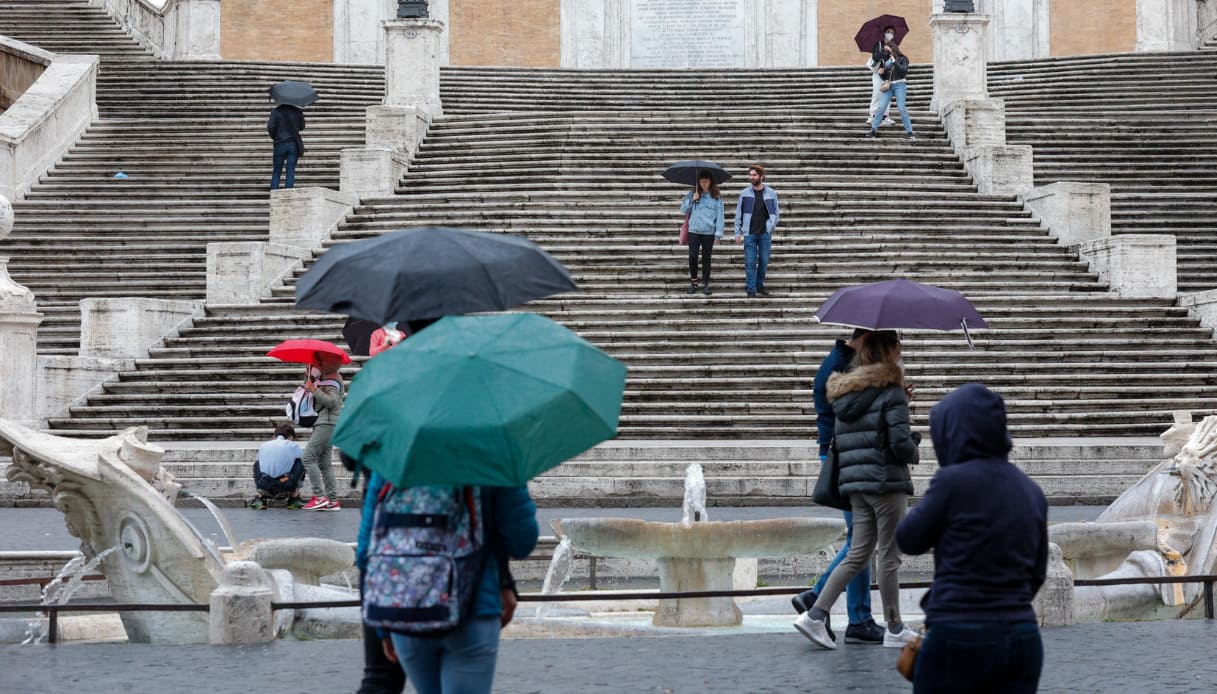 Forte temporale a Roma e traffico bloccato per il maltempo: allerta gialla in tutta la regione