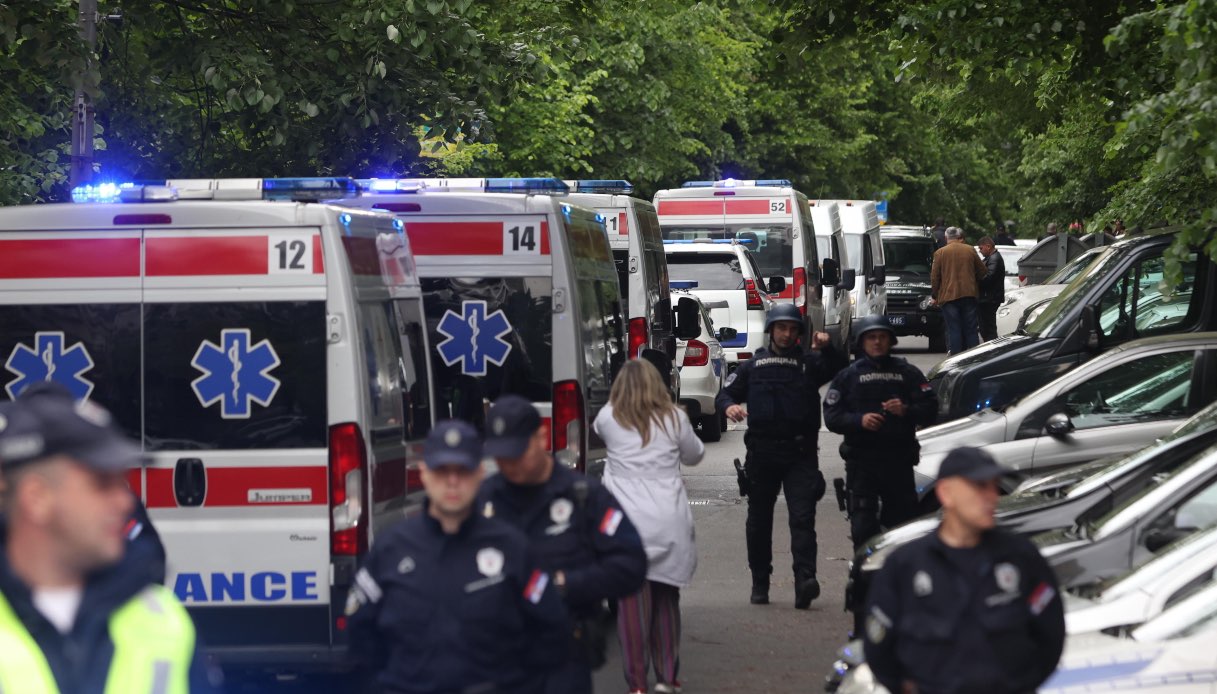 Nuova sparatoria in Serbia a sud di Belgrado: 8 morti e 13 feriti, fermato 21enne che ha aperto il fuoco