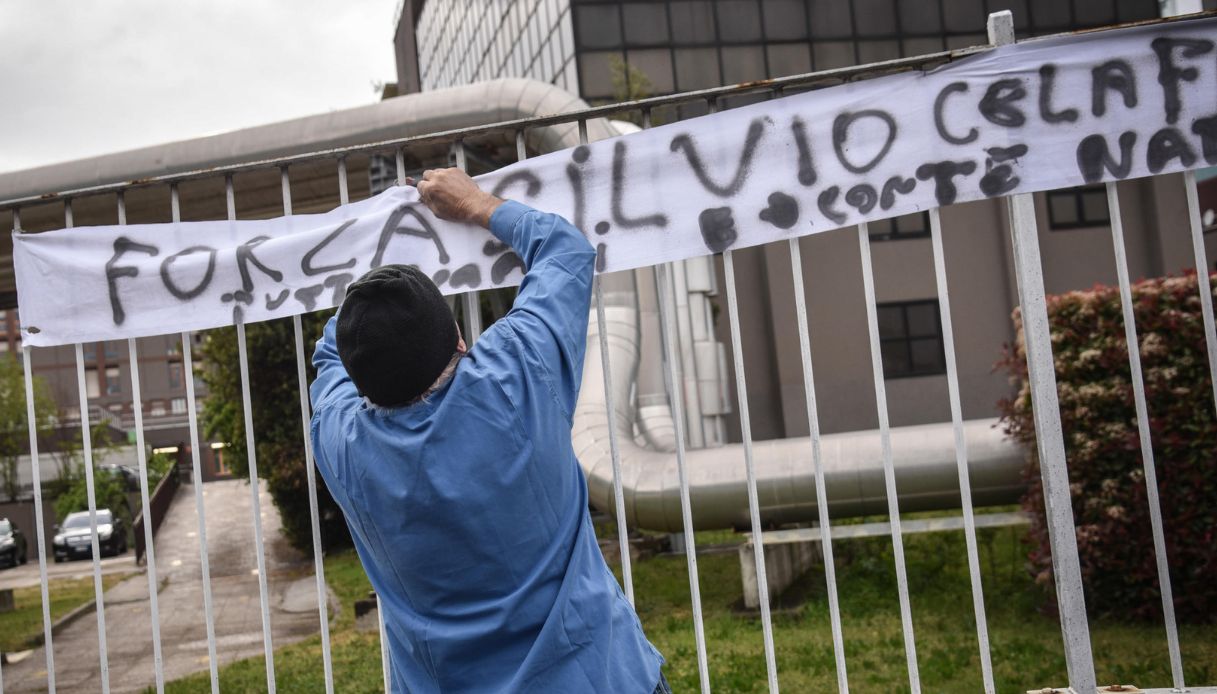 striscione ospedale berlusconi