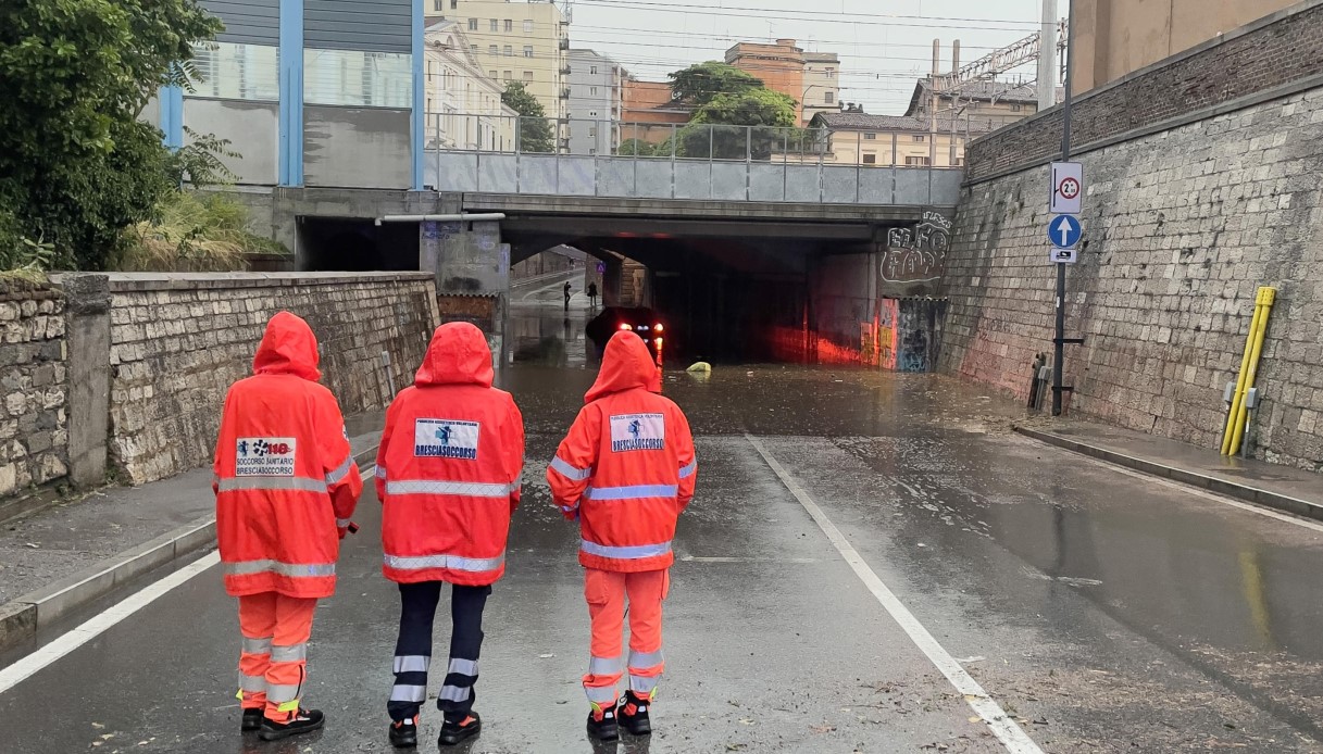 Allagamenti a Brescia e provincia per un forte temporale: strade invase dall'acqua e sottopassi allagati
