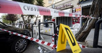 Spari contro una famiglia in un bar di Sant’Anastasia (Napoli): bimba di 10 anni ferita