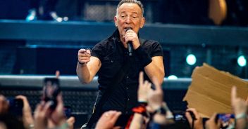 Il video di Bruce Springsteen che cade sul palco durante il concerto ad Amsterdam