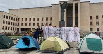 Proteste degli studenti per il caro affitti a Milano e Roma: accampati con le tende nelle università