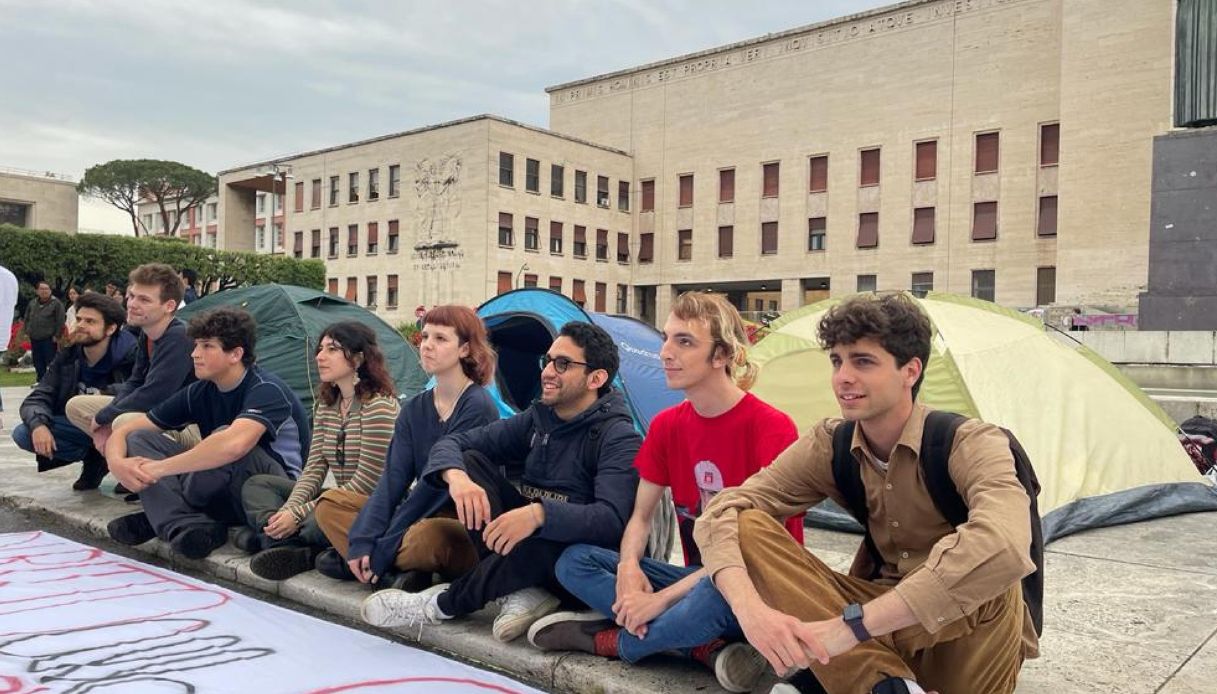 Proteste degli studenti per il caro affitti a Milano e Roma: accampati con le tende nelle università