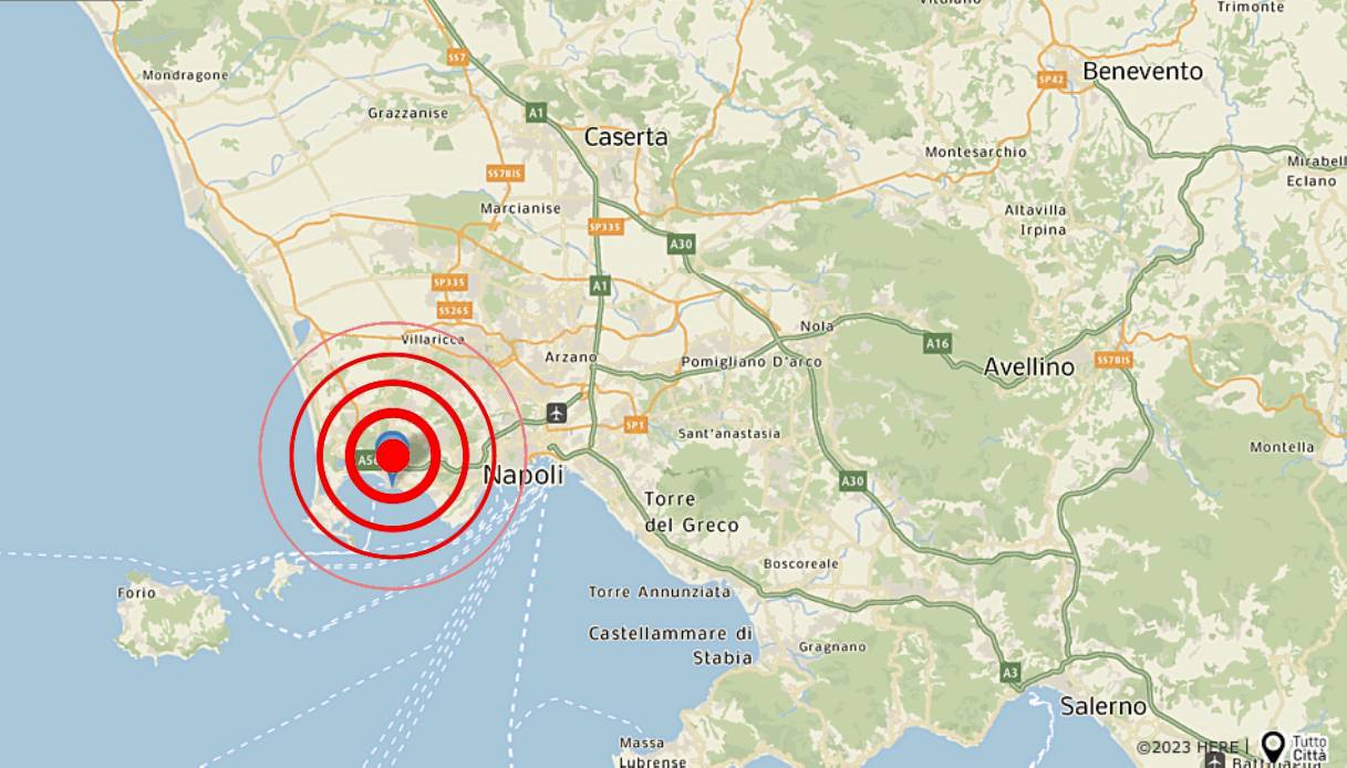 Scossa Di Terremoto Nella Zona Dei Campi Flegrei, Vicino Napoli ...