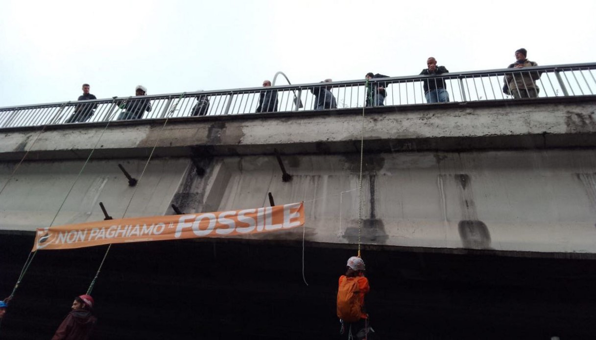 Attivisti Ultima Generazione si calano sulla tangenziale di Roma dal ponte e restano appesi: traffico bloccato