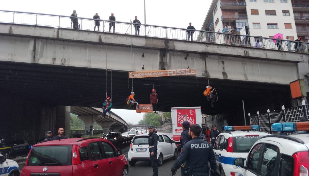 Attivisti Ultima Generazione si calano sulla tangenziale di Roma dal ponte e restano appesi: traffico bloccato
