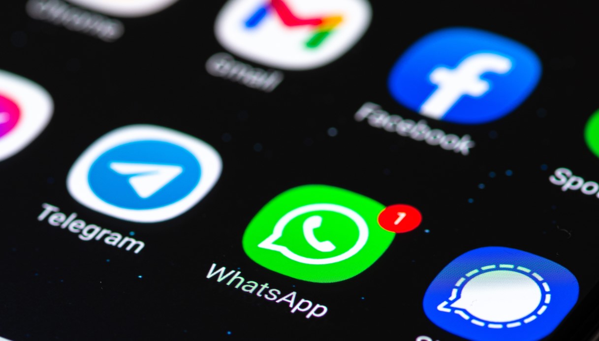 Come riconoscere la nuova truffa su WhatsApp: i consigli della Polizia postale per evitare di perdere soldi
