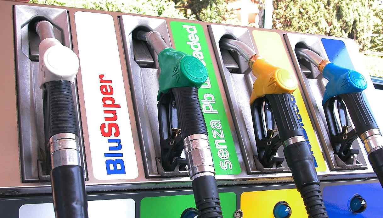 Nuovo aumento del prezzo di benzina e diesel, il carburante torna a salire: quanto costa fare un pieno