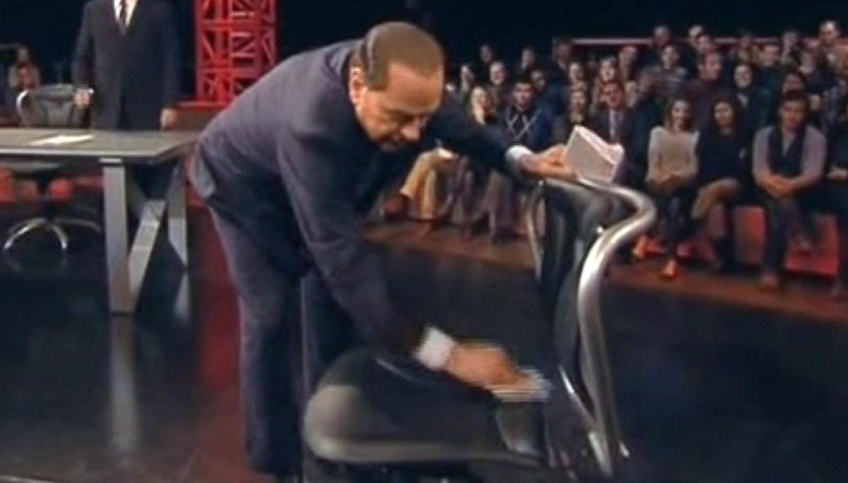 Berlusconi pulisce la sedia di Travaglio