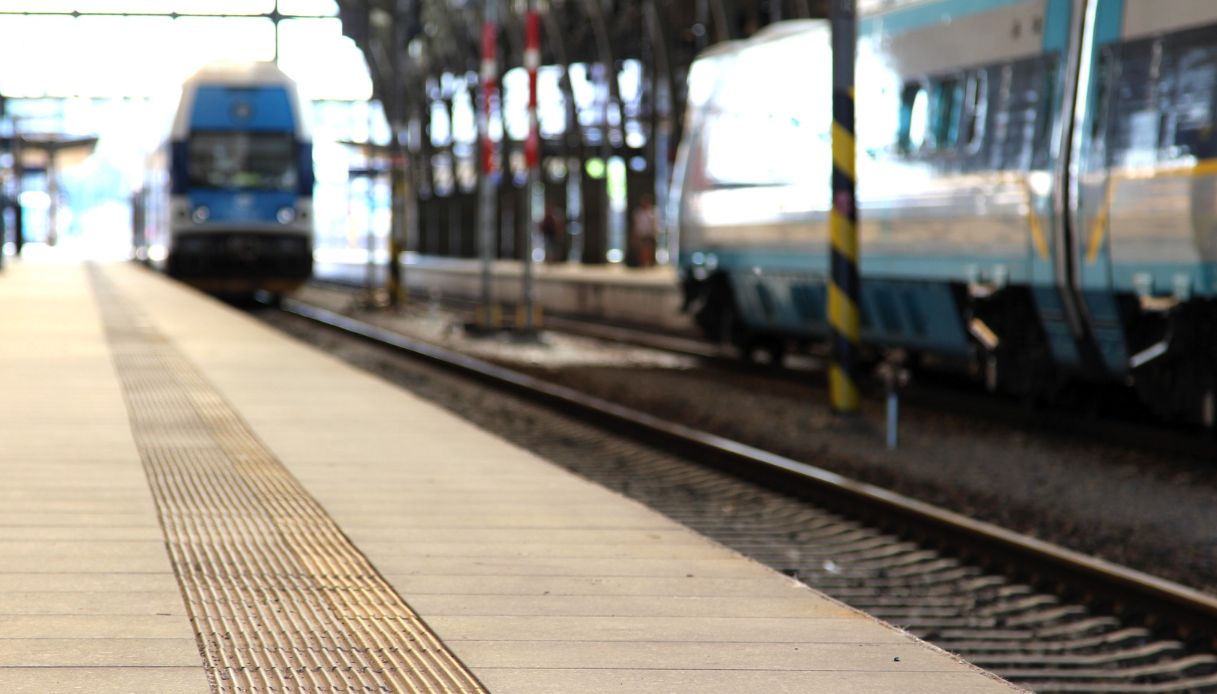 Cartello Lettere Stile Stazione O Aeroporto Freudenhaus – DIN A4 Con 264 Caratteri E 5 Temi Per Buffet, Negozi E Feste