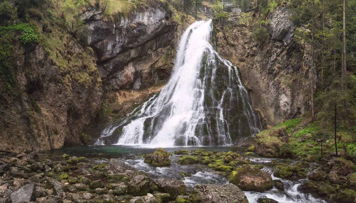 Ragazza italiana di 21 anni cade da una cascata in Svizzera e muore dopo un volo di 40 metri