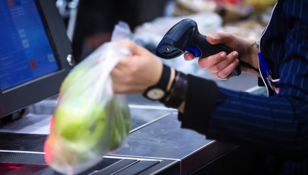 Il Marito Guarda La Cassiera Nel Supermercato Di Varese E La Moglie Le