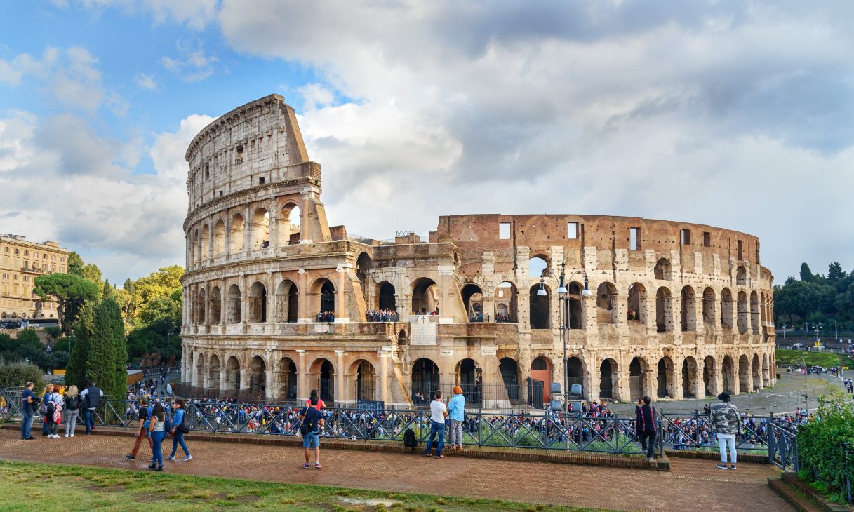 Colosseo sfregio turista