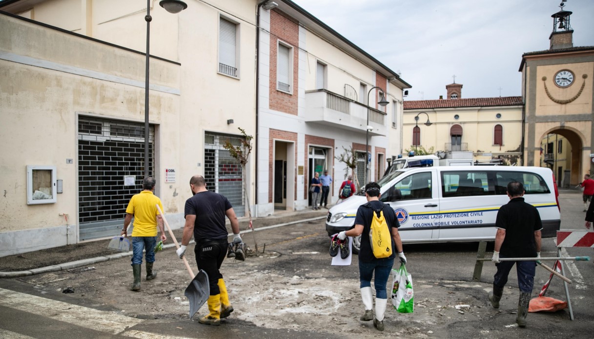 Bufera sulle frasi del viceministro Bignami sull'alluvione in Emilia Romagna. La replica dell'assessore