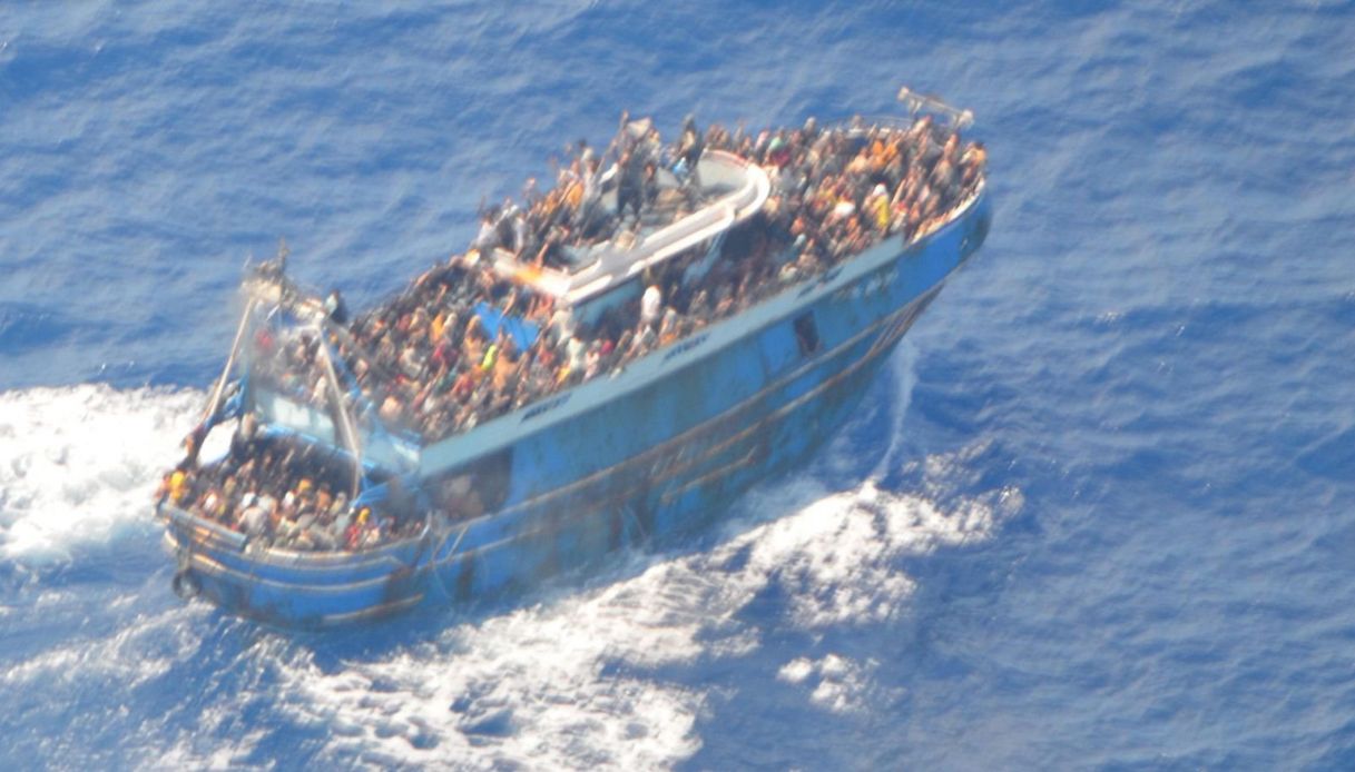 Il peschereccio con a bordo i migranti