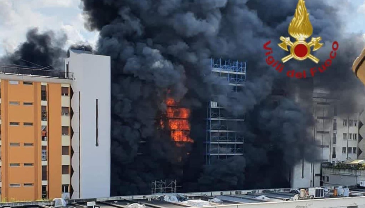 Incendio in un palazzo a Colli Aniene a Roma, un morto e diversi feriti: le immagini