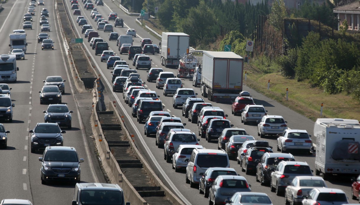 Traffico Accidentyoung Uomo Investito Da Unautomobile - Fotografie stock e  altre immagini di Uomini - iStock