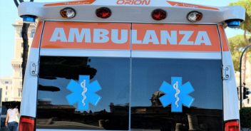 incidente-camion-rifuti-auto-lariano