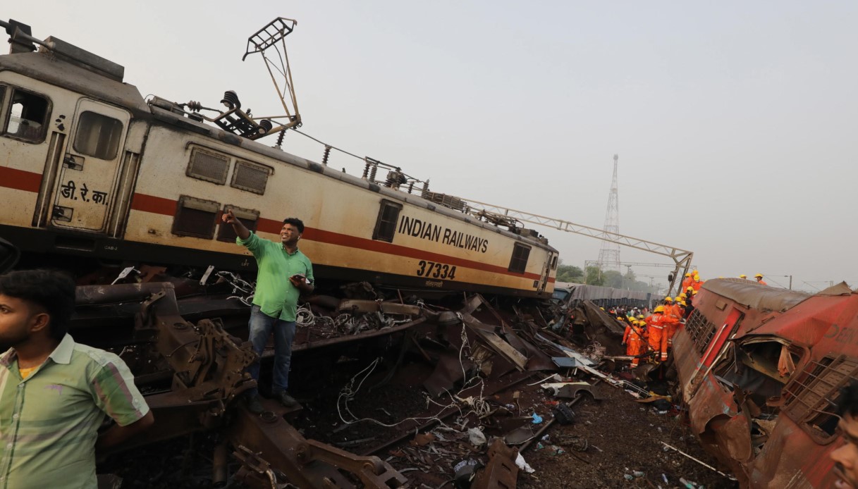Violento scontro tra tre treni in India, è strage: centinaia di morti e quasi mille feriti. Cosa è successo